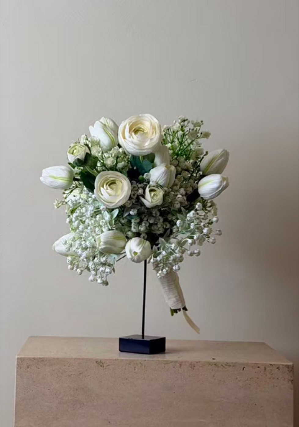 White Baby's Breath & Lisianthus Floral Set